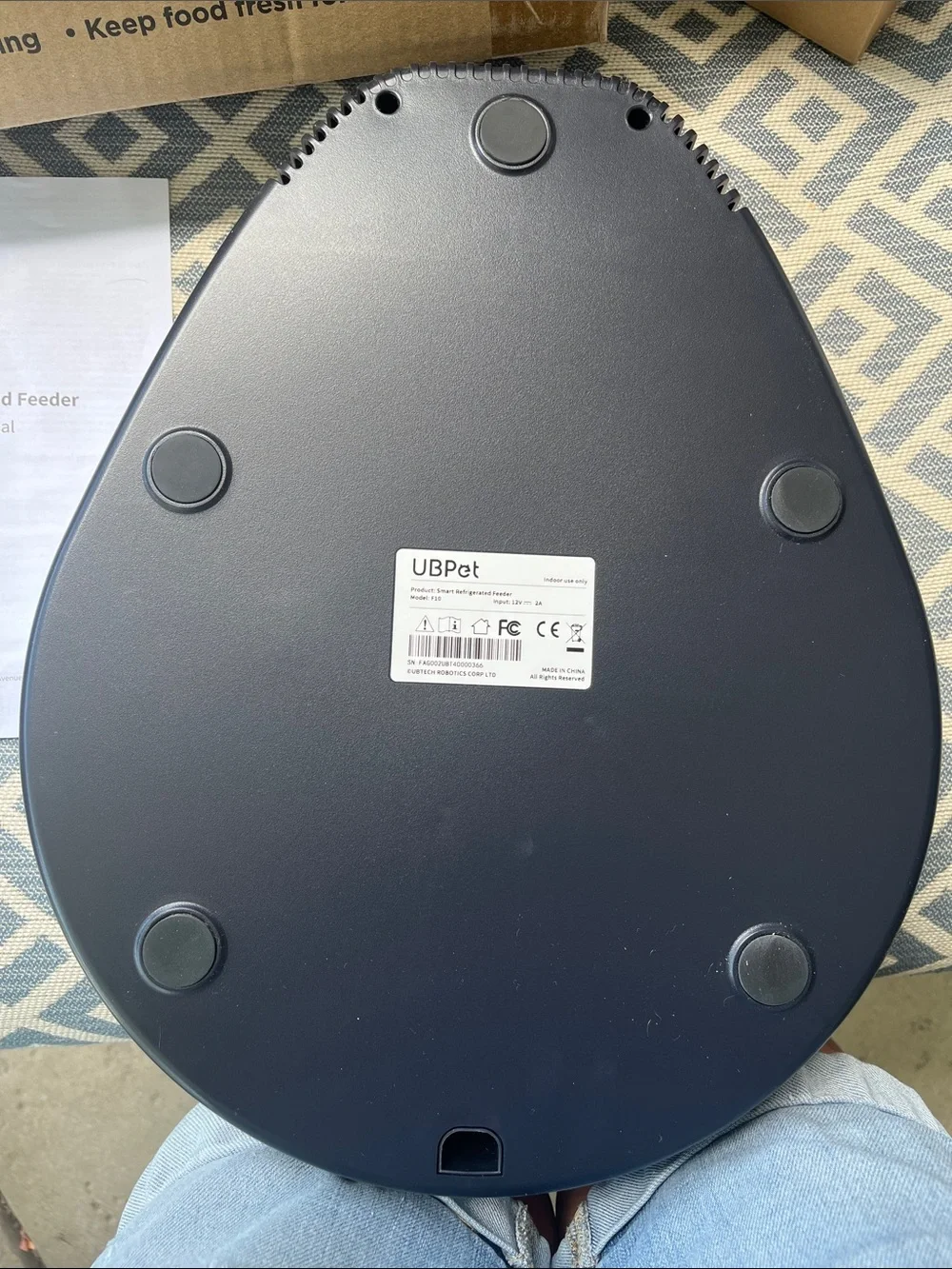 Smart Refrigerated Feeder in White with Black Bowl